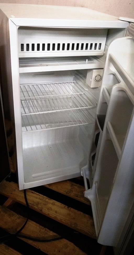 DAEWOO WHITE COMPACT REFRIGERATOR