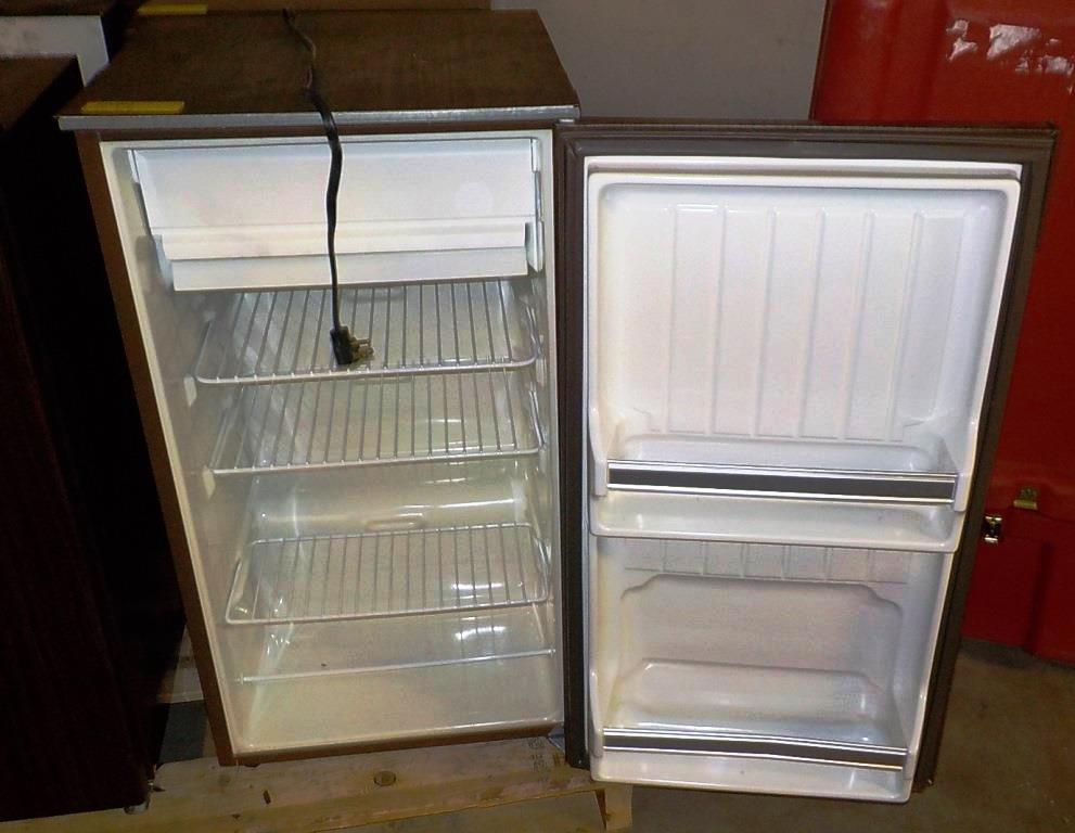 GE COMPACT REFRIGERATOR - FAUX WOOD LOOK