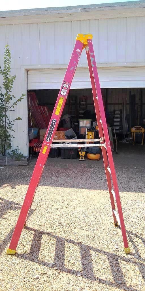 LOUISVILLE RED 8FT FIBERGLASS LADDER