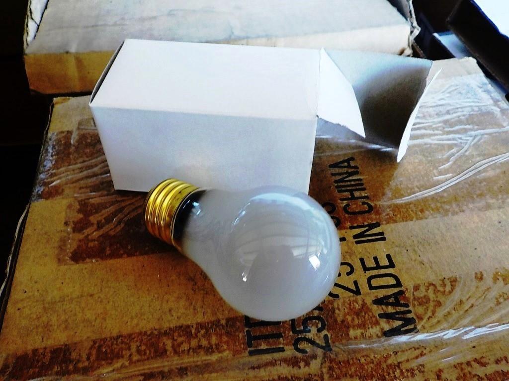 SMALL PALLET OF MISC. GE BULBS / LAMPS