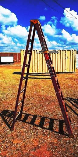 LOUISVILLE RED 8FT FIBERGLASS LADDER