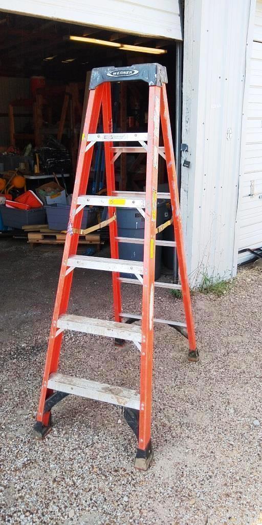 WERNER 6FT ORANGE FIBERGLASS LADDER