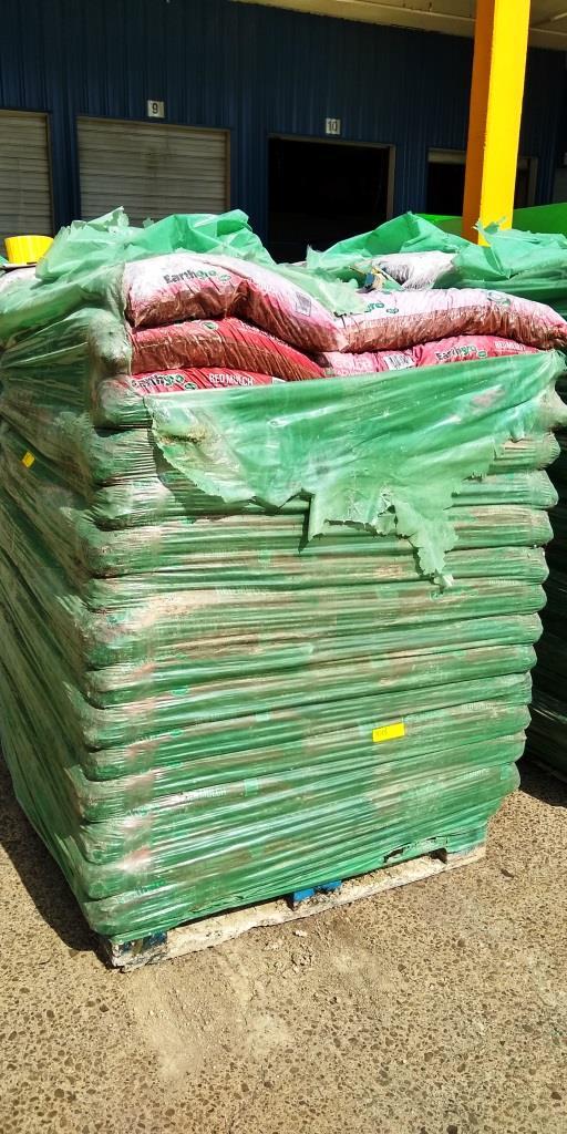 PALLET OF APPROX. 60 BAGS OF EARTHGRO RED MULCH