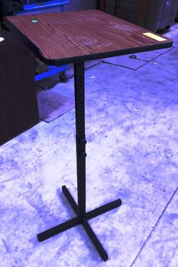 ADJUSTABLE HEIGHT AND ANGLE PODIUM