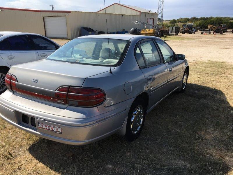 *1999 Silver Oldsmobile Cutlass