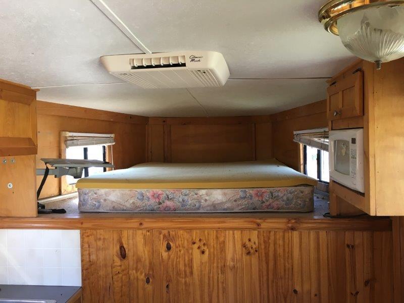 *2000 Diamond D3 Horse Slant w/Living Quarters