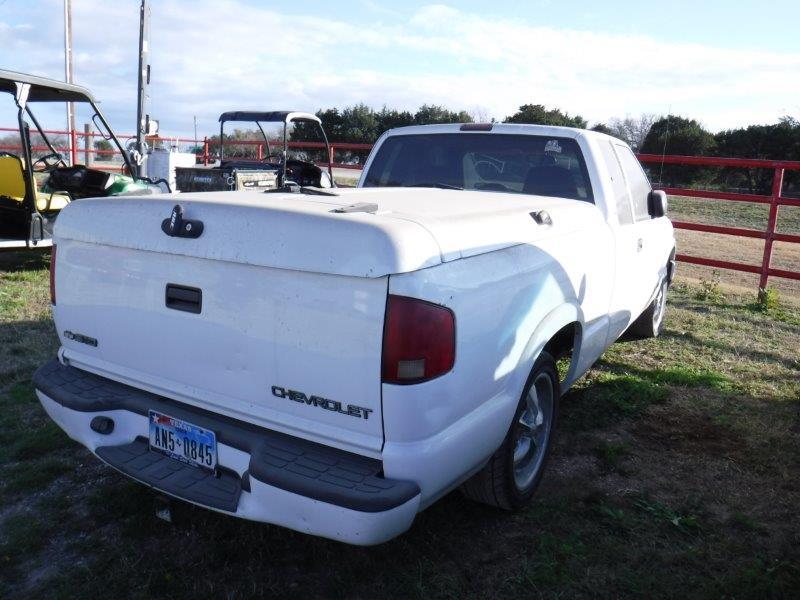 *Chevrolet S10 LS w/Bed Covers
