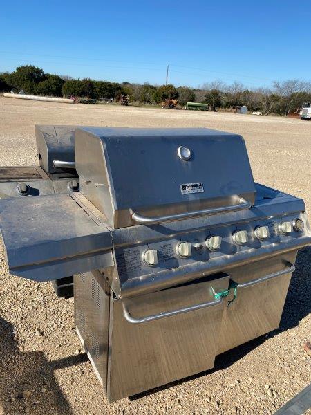 4pc 2-Gas Grills & 2-Deer Feeders