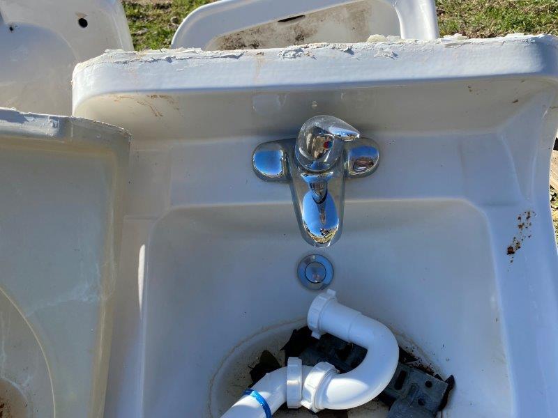 Pallet w/4 Porcelain Sinks