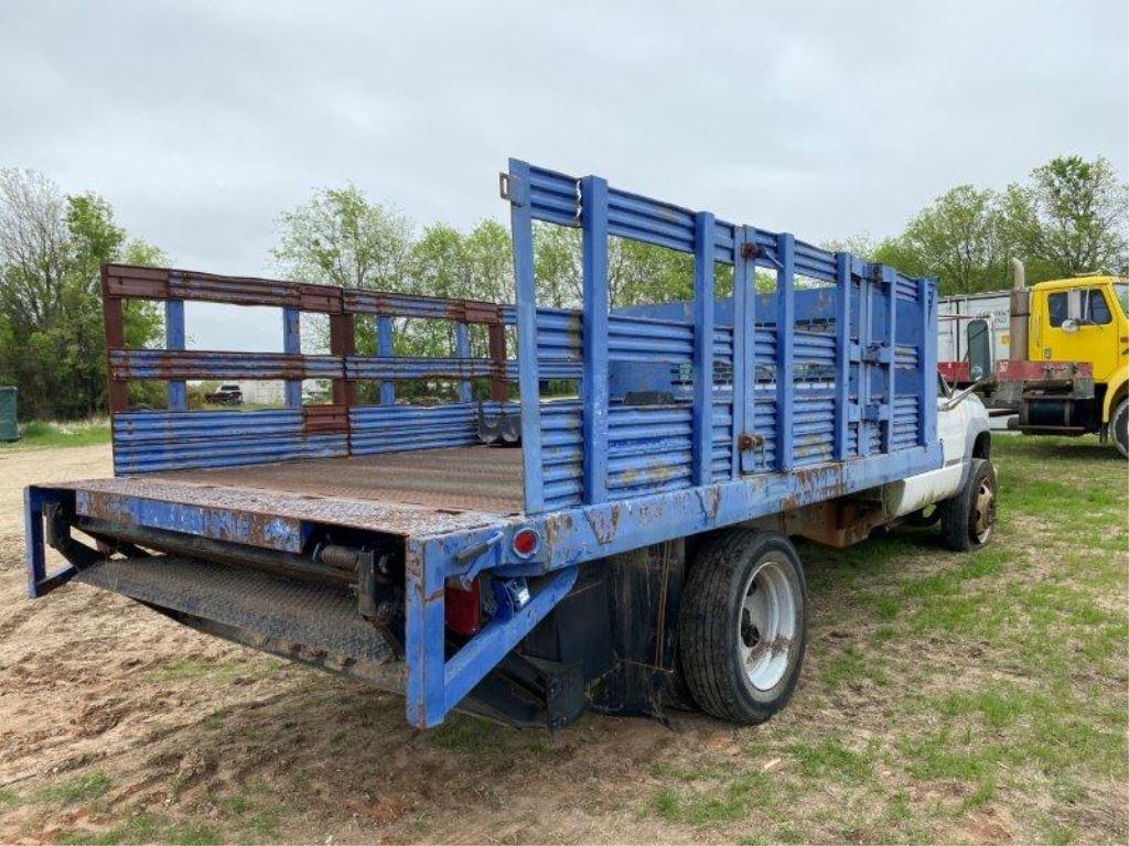 Chevy 3500 w/work bed & lift gate