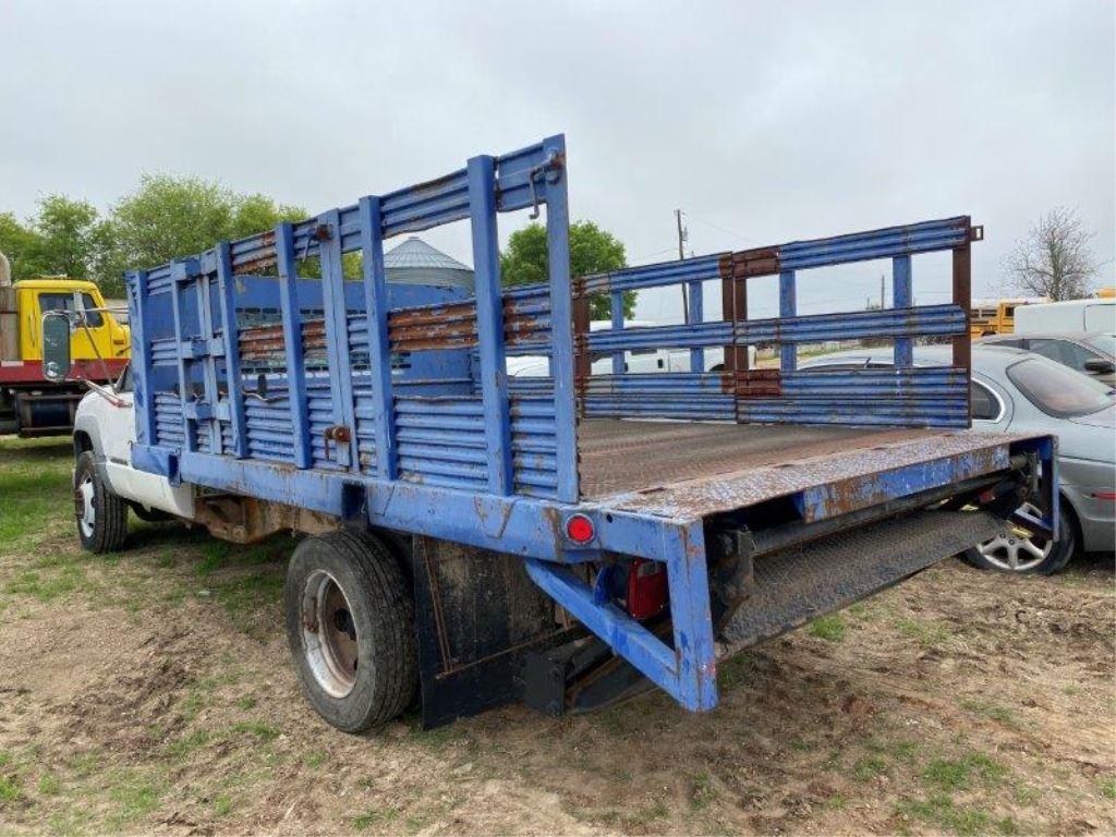 Chevy 3500 w/work bed & lift gate