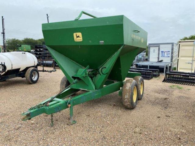 John Deere 605 Tandem Fertilizer Spreader