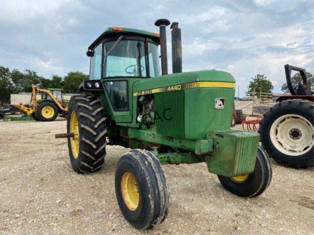 John Deere 4440