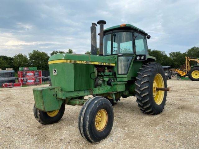 John Deere 4440