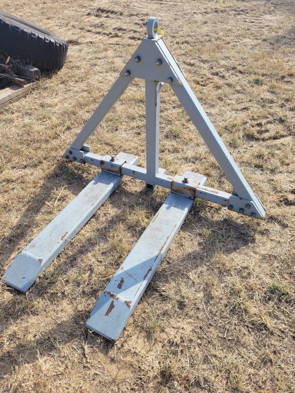 Pallet Fork/Trailer Hitch Implement