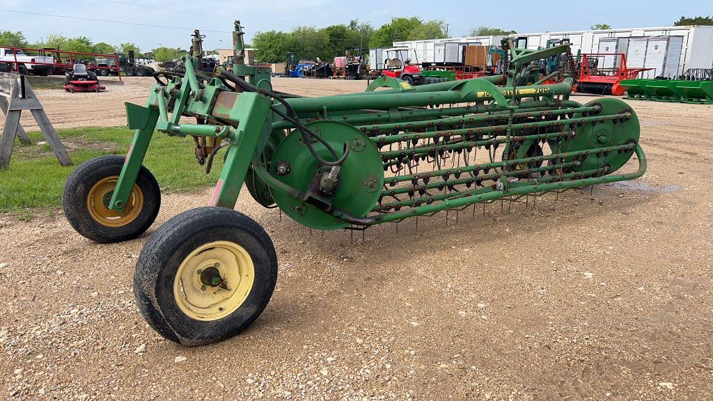 John Deere 700 Hay Rake