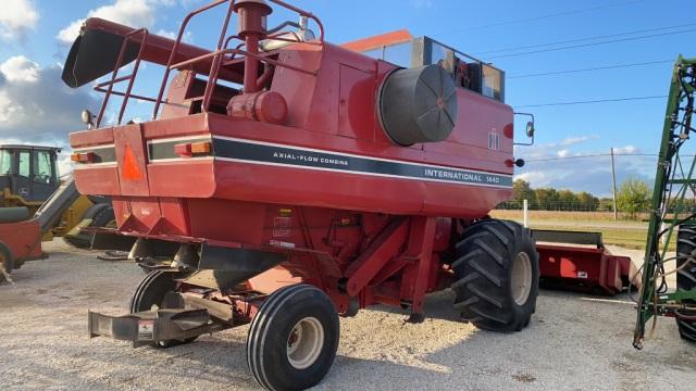 International 1440 Combine