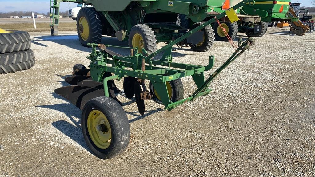 John Deere 3 Bottom Pull-Type Plow