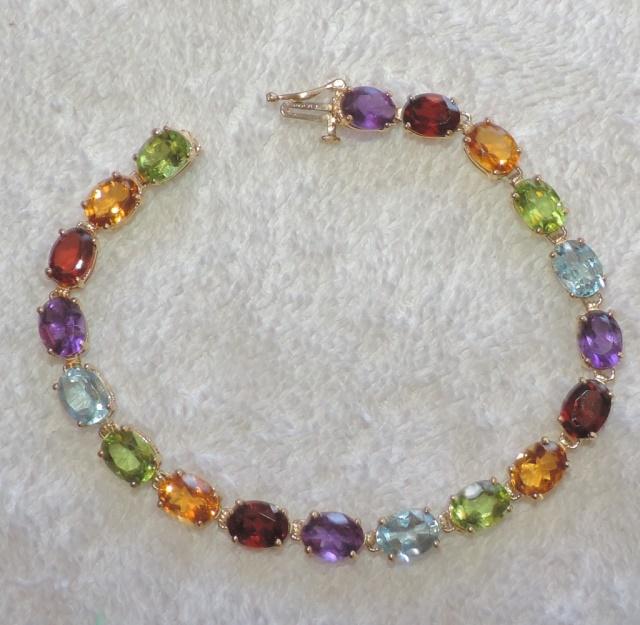 Ladies Mule-Colored Stone Fashion Bracelet