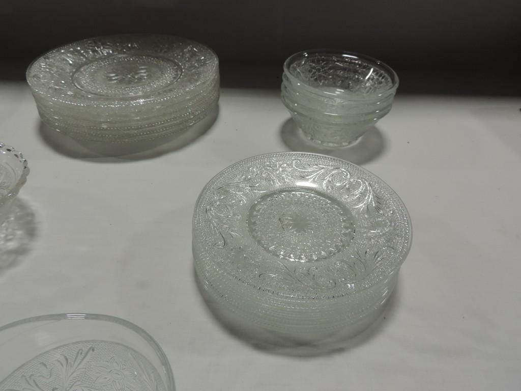 VINTAGE SET OF SANDWICH GLASS TYPE DINNER SERVICE