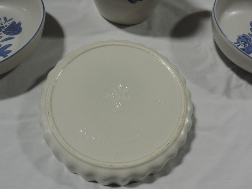 4 Pieces Pfaltzgraff Yorktowne Pattern Pottery