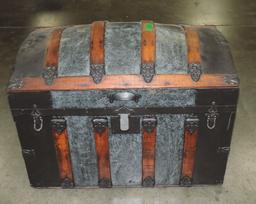 Dome Top Antique Trunk With Interior Tray