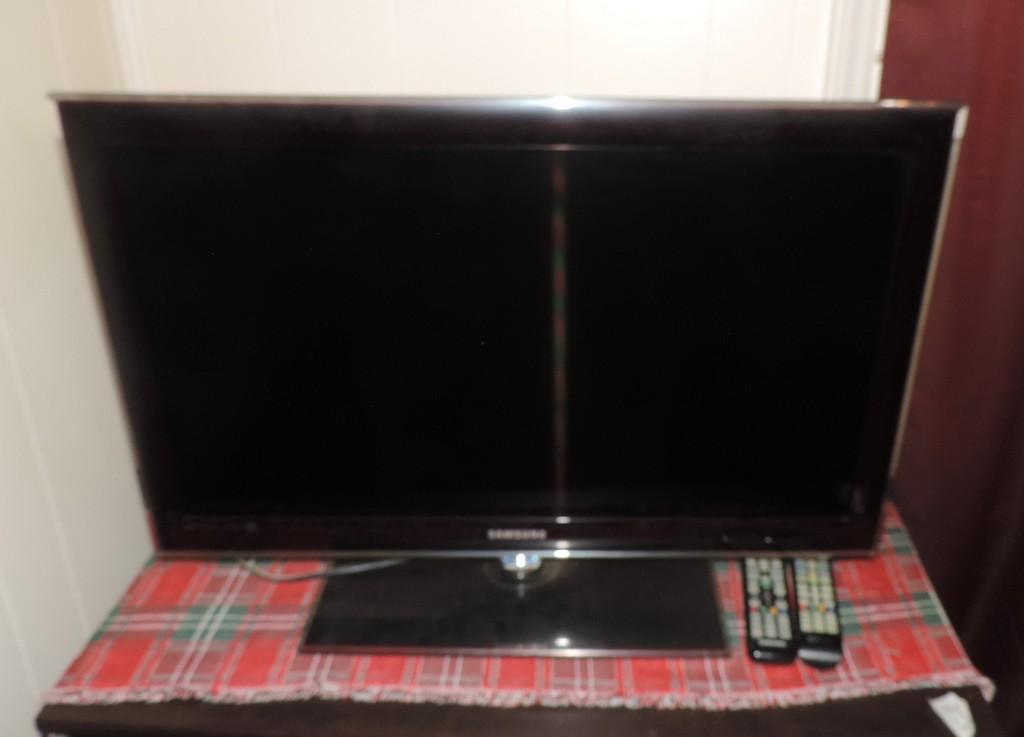 Samsung 32" Flat Screen TV With Remote