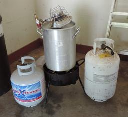 2 Propane Tanks With Bayou Classic Pot, Burner And Heater Attachment