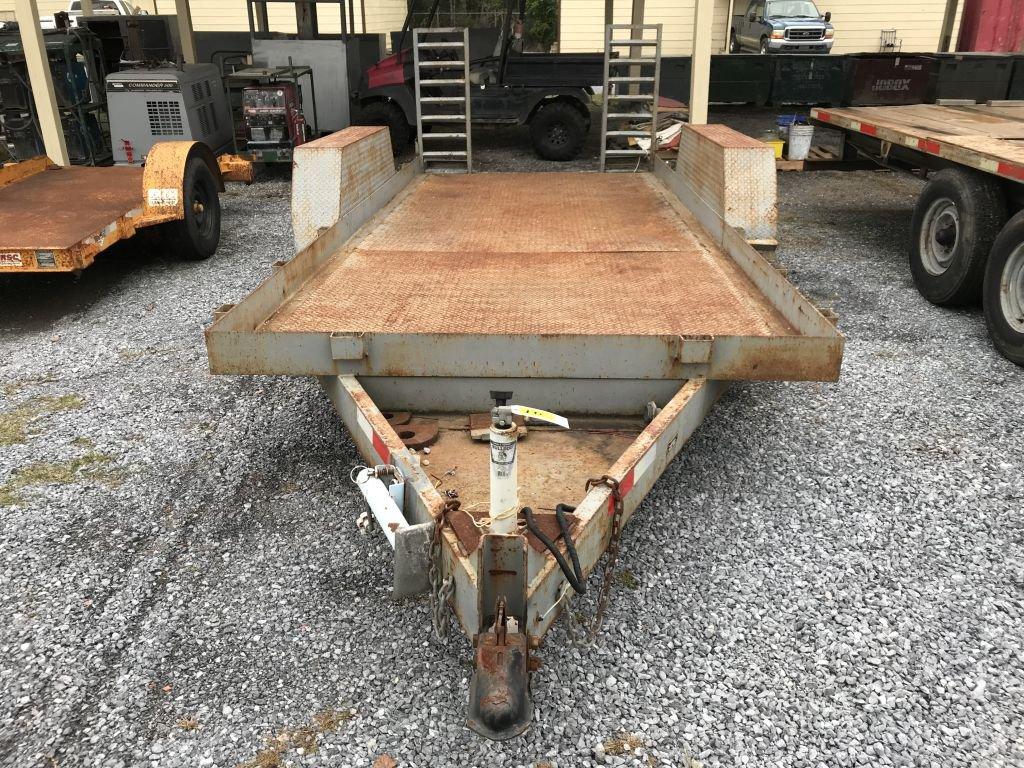 2007 dual-axle equipment trailer