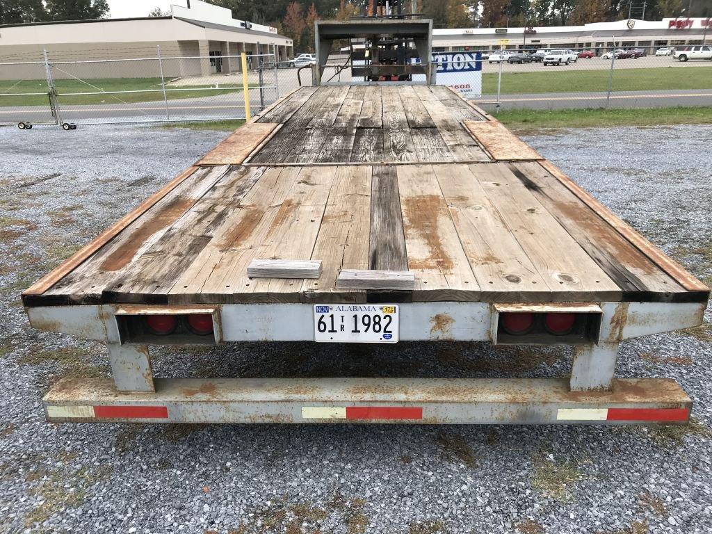 2009 dual-axle flatbed trailer