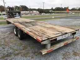 2009 dual-axle flatbed trailer