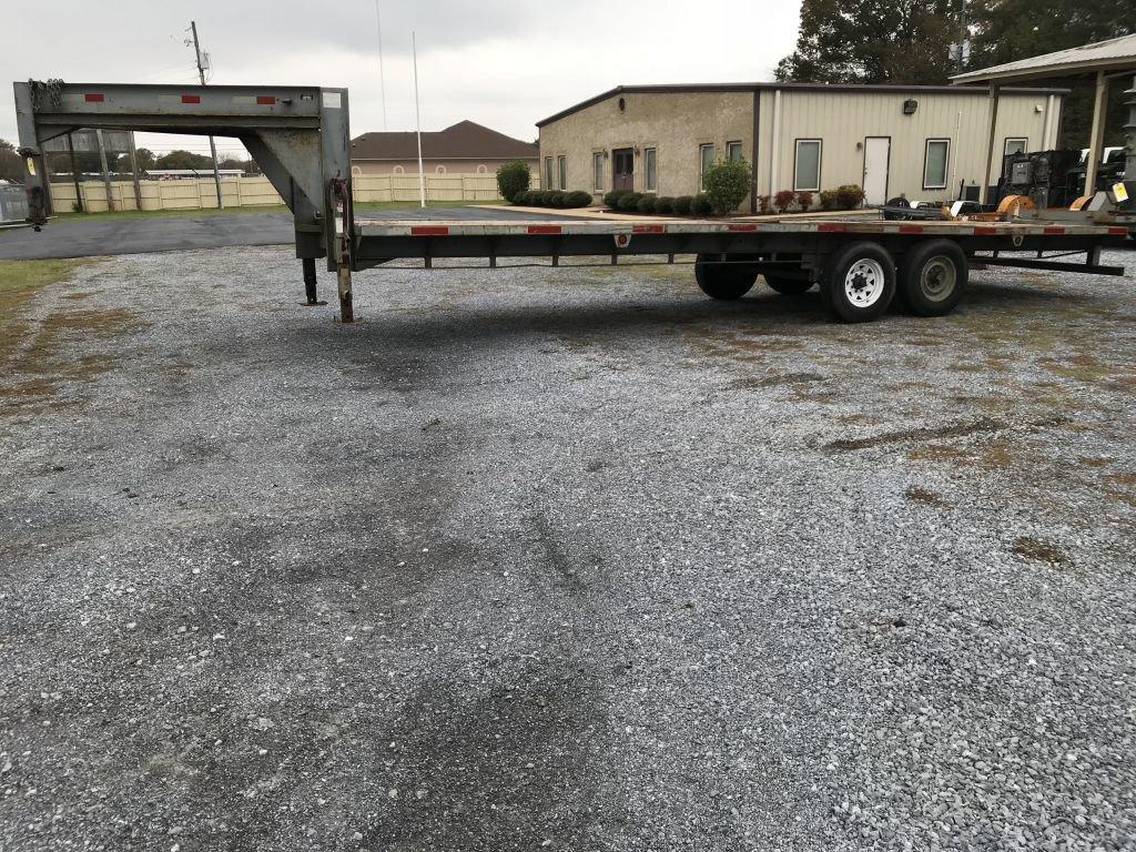 2009 dual-axle flatbed trailer