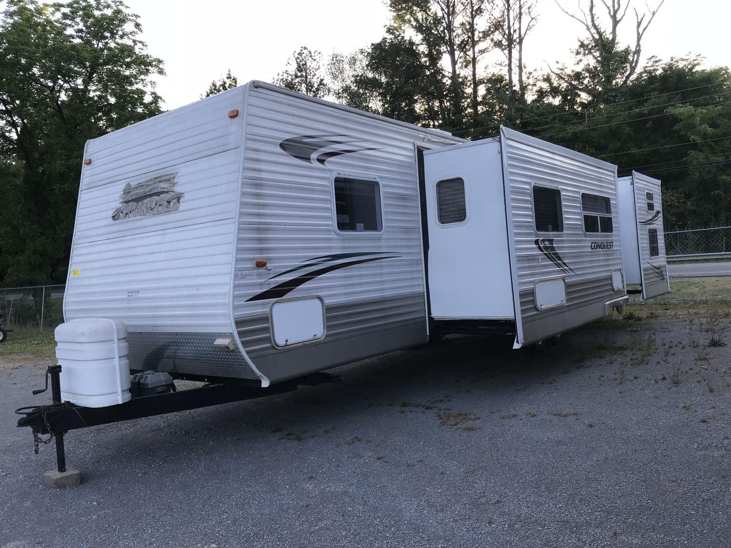 2009 Gulf Stream Conquest 32TBR tandem axle 35'8" camper with 2 slides (living room and back bedroom