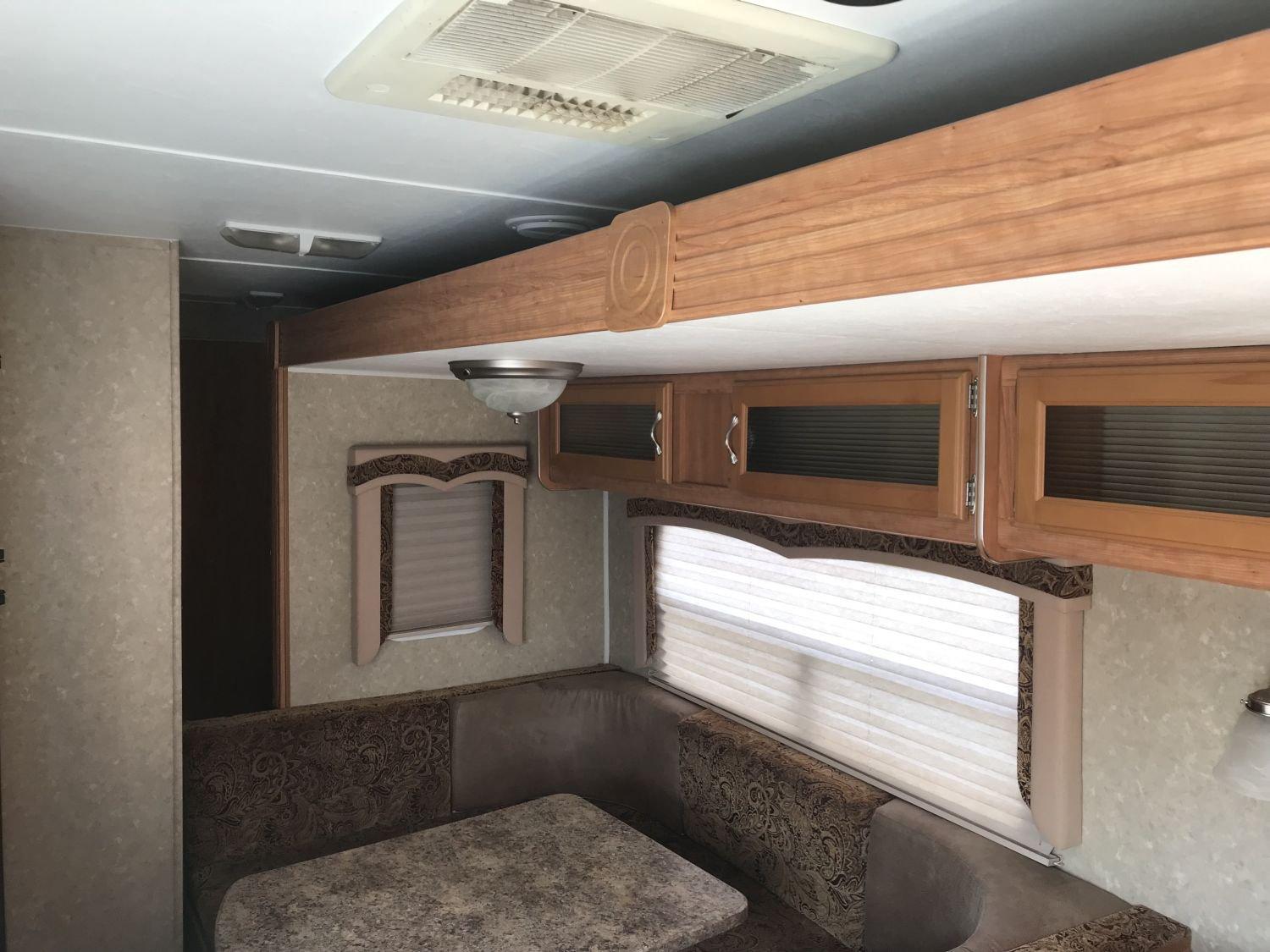 2009 Gulf Stream Conquest 32TBR tandem axle 35'8" camper with 2 slides (living room and back bedroom