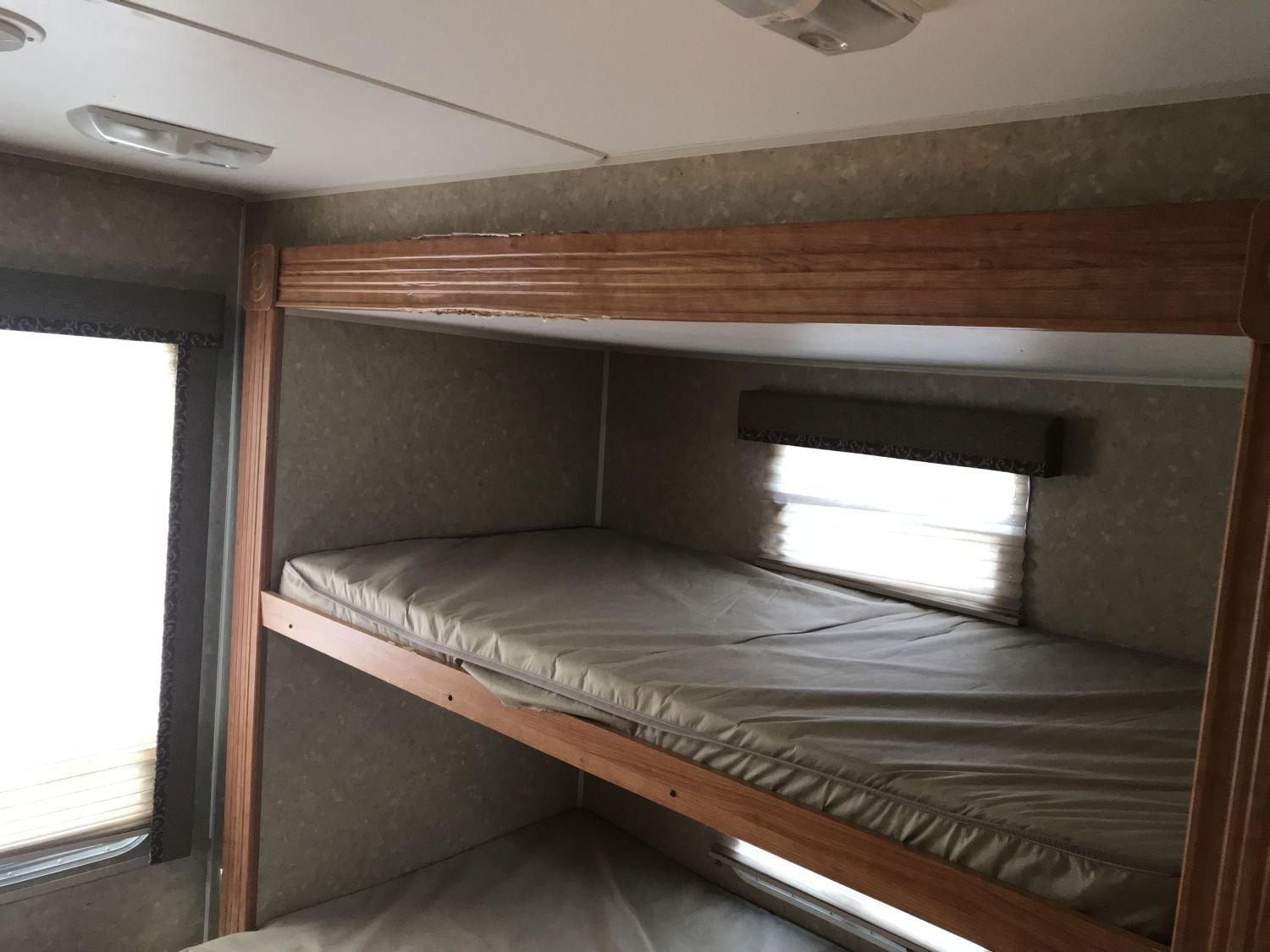 2009 Gulf Stream Conquest 32TBR tandem axle 35'8" camper with 2 slides (living room and back bedroom