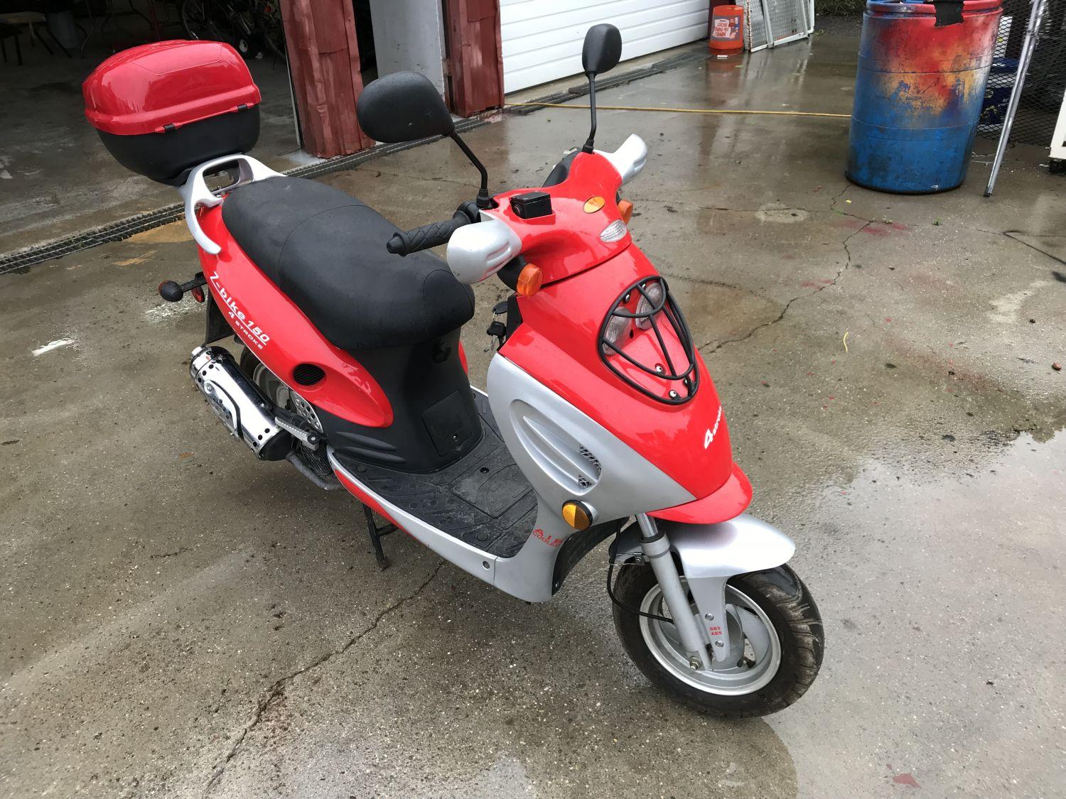 2005 Zongshen Z-bike 150 red scooter, 1 OWNER, 300mi, 150cc single cylinder air cooled four stroke g