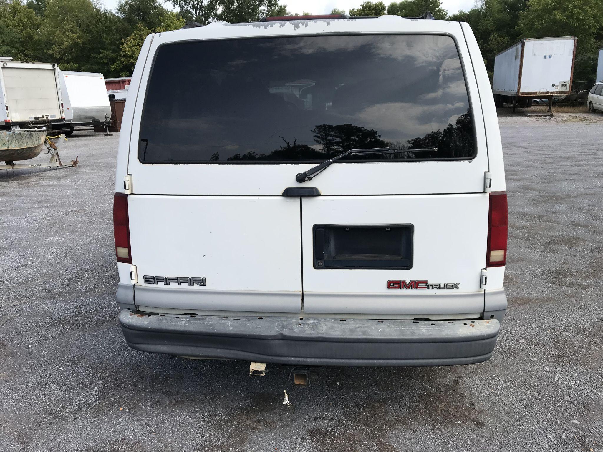 1997 GMC Safari SLE 4-door white extended wagon, 299948mi, 4.3 liter V6 gas engine, automatic transm