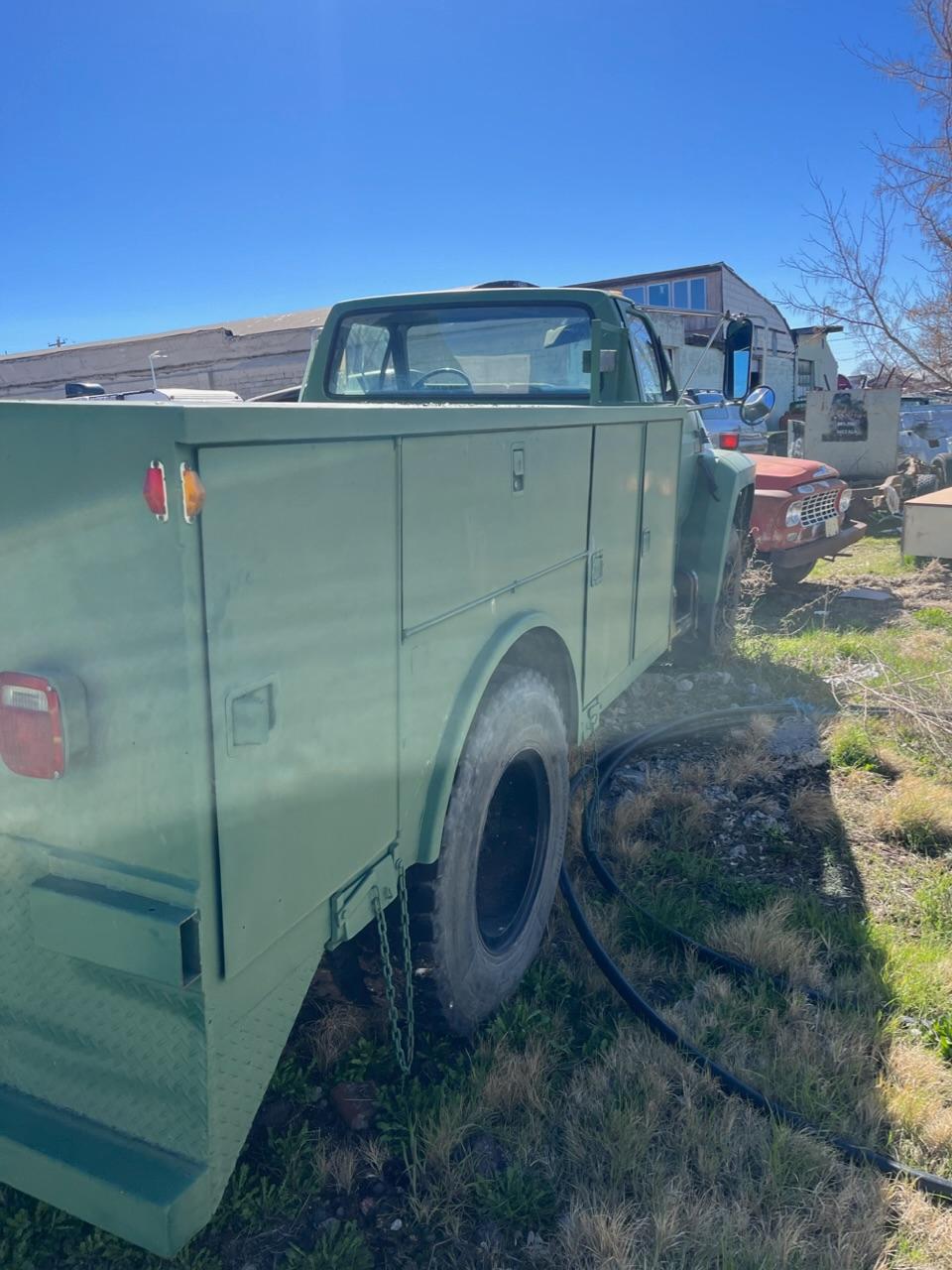 1989 Ford F700  runs sells with title