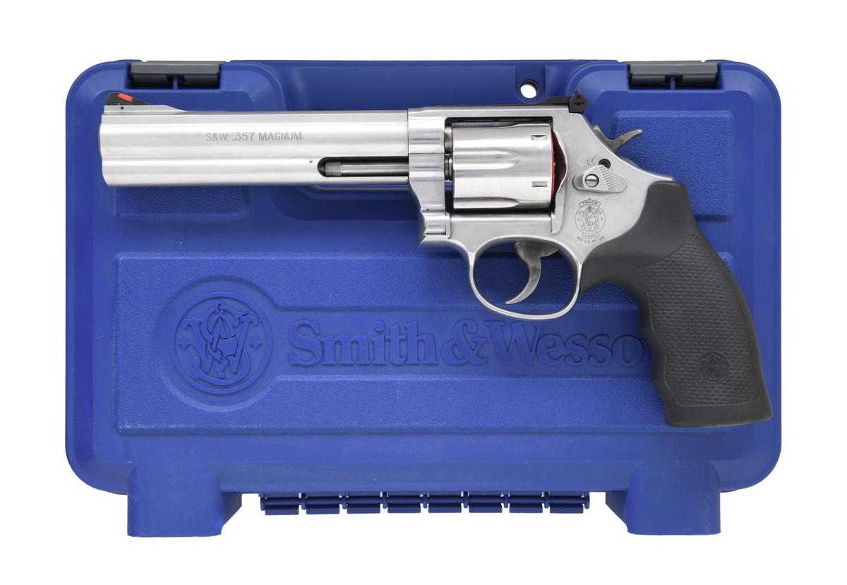 SMITH & WESSON MODEL 686-6 DOUBLE ACTION REVOLVER