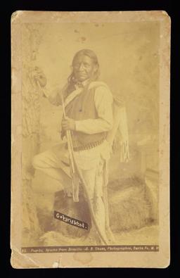 PHOTOGRAPH OF "PUERTA" JICARILLA APACHE, CIRCA