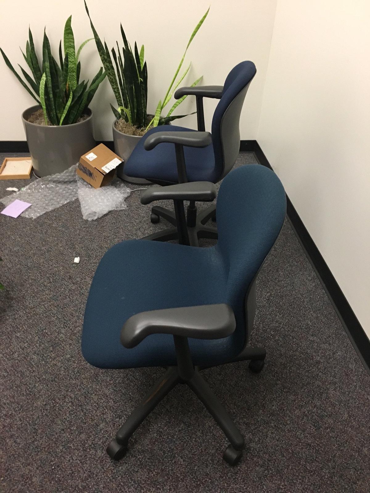 2 Chairs (Knoll) 1 Desk 4 plants