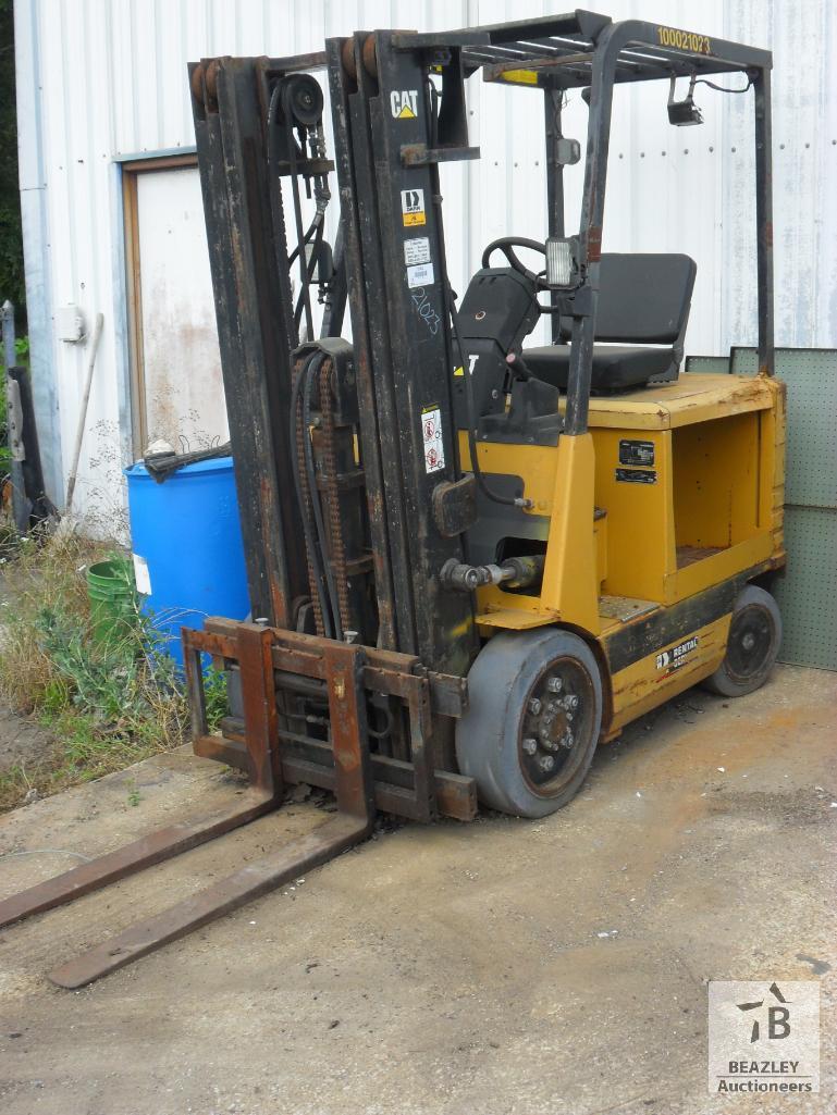 Caterpillar Electric Forklift Model #2EC25 5000lb lift