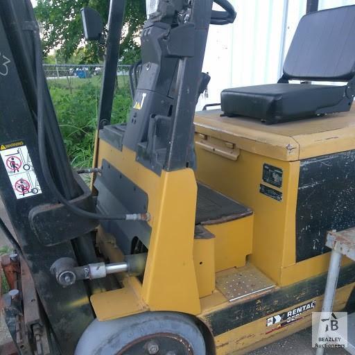 Caterpillar Electric Forklift Model #2EC25 5000lb lift