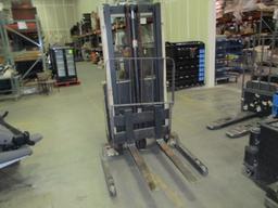 Crown Straddle Stacker