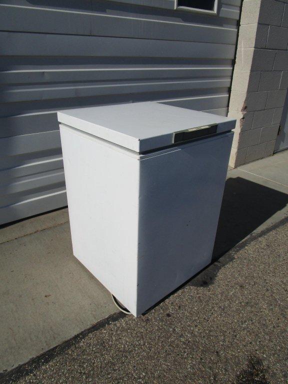 24"x24"x34" Chest Freezer