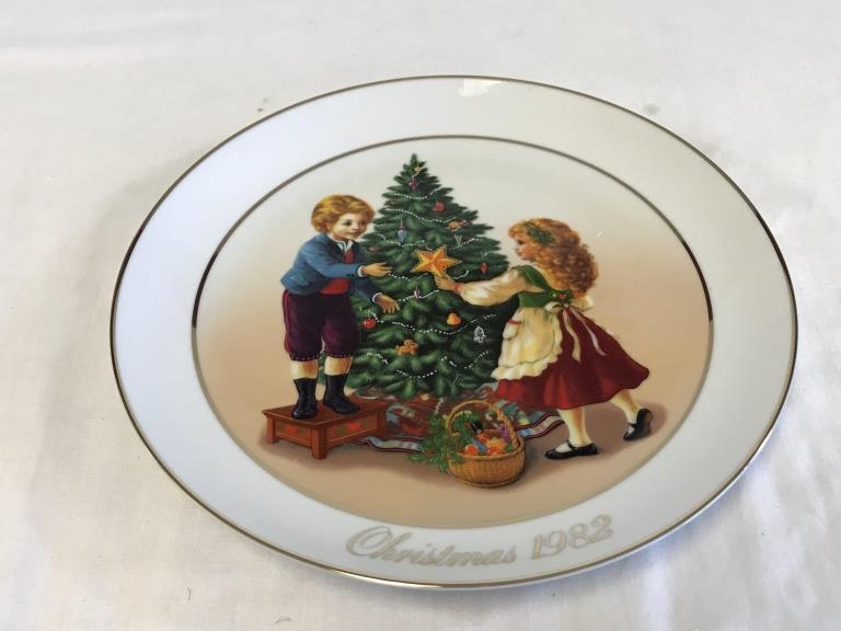 1982 Avon Keeping the Christmas Tradition Plate
