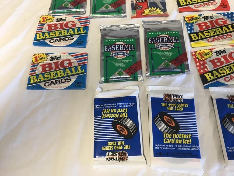 Lot of 25 un-open Baseball Sports Cards Packs