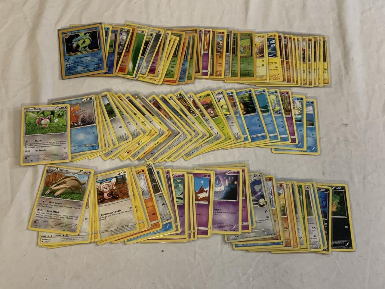 Lot of 100 POKEMON Trading Cards