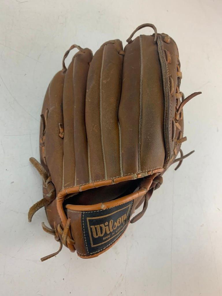 Vintage Wilson Bobby Bonds pro model (A2114) adult right handed thrower baseball glove with baseball