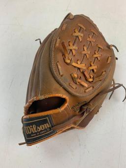 Vintage Wilson Bobby Bonds pro model (A2114) adult right handed thrower baseball glove with baseball